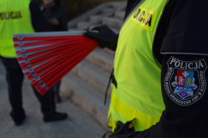 trzymający elementy odblaskowe policjant