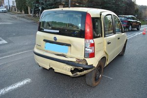 Zdjęcie kolorowe wykonane w porze dziennej przedstawia miejsce zdarzenia drogowego w miejscowości Przemyśl ul. Sanocka . Na zdjęciu widoczny jest pojazd m-ki Fiat Panda jasnego koloru który ma uszkodzony tył pojazdu.