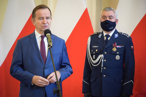 Marszałek Województwa Podkarpackiego Władysław Ortyl składa podziękowania policjantom.