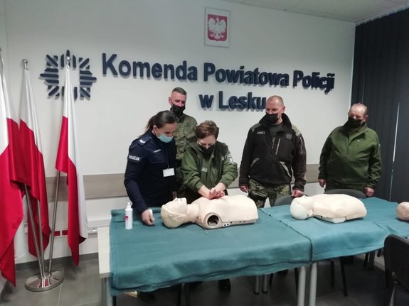 w komendzie policji w Lesku, policjanci szkolą strażników zasad udzielania pierwszej pomocy