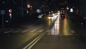 policjant w elementach odblaskowych przy przejściu dla pieszych w Krośnie.