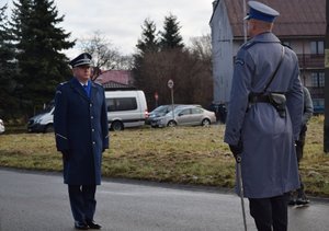 policjant składający meldunek komendantowi wojewódzkiemu policji w Rzeszowie