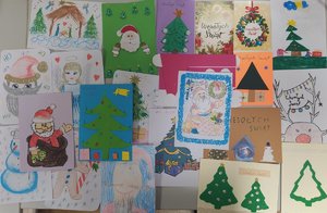 Na zdjęciu widoczne rysunki i laurki dzieci (z motywem świątecznym) wykonane dla Świętego Mikołaja.