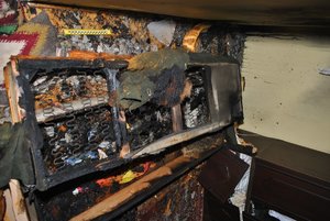 Zdjęcie przedstawia miejsce pożaru do którego doszło 1.12.br. na ul. Glazera w Przemyślu . Na zdjęciu widoczny jest spalony pokój wraz z meblami.