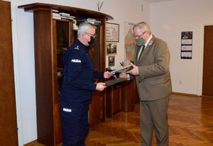 komendant wojewódzki policji wraz z przedstawicielem lasów państwowych