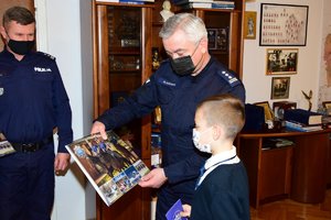 komendant wojewódzki przekazuje zwycięzcy nagrody