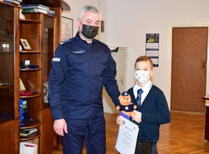 komendant wojewódzki policji z laureatem nagrody