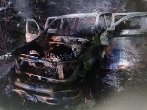 Zdjęcie kolorowe wykonane w porze nocnej, przedstawia samochód m-ki Dodge Ram , który podczas jazdy zapalił się i całkowicie spłoną,