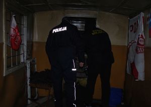 Policjant i Strażak Miejski w trakcie sprawdzania budynku