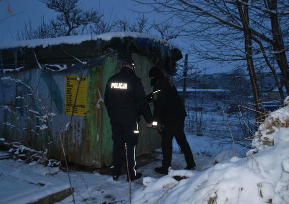 Funkcjonariusze sprawdzają opustoszały budynek