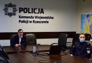 Seminarium z okazji Międzynarodowego Dnia Praw Człowieka - na zdjęciu prelegenci biorący udział w szkoleniu. w tle monitor