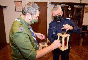 komendant wojewódzki policji podczas przekazania światełka betlejemskiego
