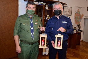 przekazanie światełka betlejemskiego komendantowi wojewódzkiemu policji