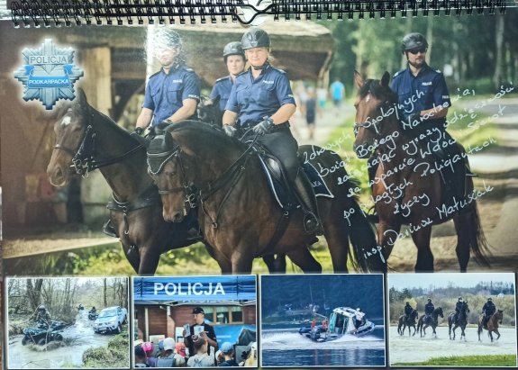 zdjęcie kalendarza policyjnego z grupą funkcjonariuszy na koniach. Na fotografii dedykacja Komendanta Wojewódzkiego Policji w Rzeszowie