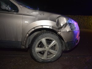 uszkodzony samochód osobowy, rozbity reflektor