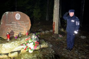 Po prawej na pierwszym planie Komendant Wojewódzki Policji w Rzeszowie oddający honory, po lewej obelisk z napisem: Miejsce Mordu Żołnierzy 24 Batalionu Korpusu Ochrony Pogranicza &quot;Sejny&quot; na strażnicy w Stanowisku dnia 24 września 1939 r. przez Armię Sowiecką zajmującą wschodnie obszary Polski. W 1887 r. ekshumowano ośmiu żołnierzy i pochowano na cmentarzu w Berżnikach. Zginęli w obronie granic Polski