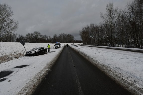 W dniu 22.12.2021r. samochód audi wpadł w poślizg i uderzył w znak drogowy. Miejsce zdarzenia droga przy ul. Wisłostrada w Tarnobrzegu.