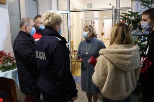 Zdjęcie kolorowe wykonane w porze dziennej , przedstawia hol hospicjum &quot;Santa Rita &quot; w Przemyślu .Na zdjęciu widoczne są osoby które przyniosły prezenty dla pensjonariuszy.