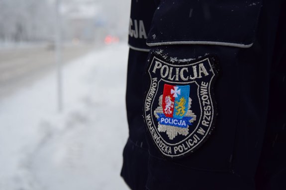Policyjna kurtka, na rękawie której widniej napis Podkarpacka policja i herb