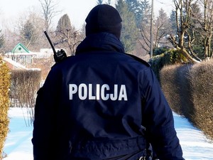 policjant patrolujący tereny działek