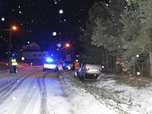 1.	Zdjęcie kolorowe wykonane w porze nocnej-  przedstawia miejsce zdarzenia drogowego miejscowość Maćkowice . Na zdjęciu widoczny pojazd w rowie przewrócony na dach. Pojazd jest m-ki Honda Akord w kolorze srebrnym