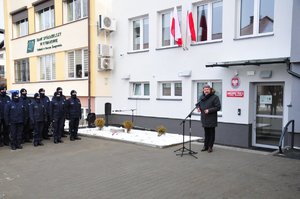przemówienie europosła Bogdana Rzońcy, po lewej stronie pododdział policji
