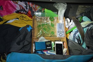 wnętrze bagażnika toyoty z zawartością m.in. urządzeń służących do porcjowania narkotyków