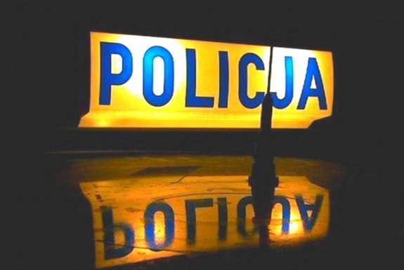 belka dachowa radiowozu z podświetleniem napisu policja