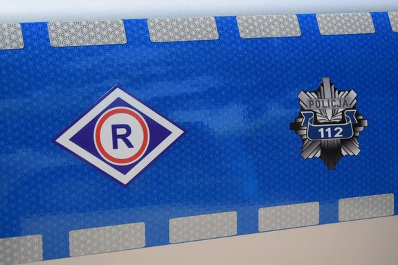 Drzwi policyjnego radiowozu - na drzwiach policyjna gwiazda oraz symbol R - ruchu drogowego