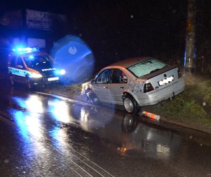 Pojazd marki VW Bora na miejscu zdarzenia drogowego oraz radiowóz policyjny