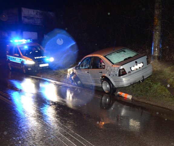 Pojazd marki VW Bora na miejscu zdarzenia drogowego oraz radiowóz policyjny