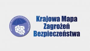 Zdjęcie przedstawia plakat Krajowej Mapy Zagrożeń Bezpieczeństwa .Plakat jest koloru szarego po prawej stronie widoczny napis Krajowej Mapy Zagrożeń Bezpieczeństwa  w niebieskim kolorze, a po lewej stronie w okręgu widoczny rozłożony parasol na mapą Polski . Parasol Jest w niebieskim kolorze a kontury mapy Polski są w białym kolorze .