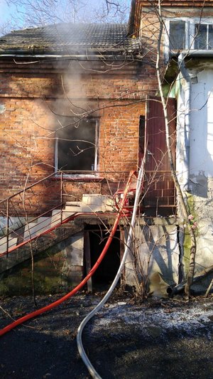 Zdjęcie kolorowe wykonane w porze dziennej przedstawia dom jednorodzinny w miejscowości Ujkowice w którym zapaliła się kuchnia.