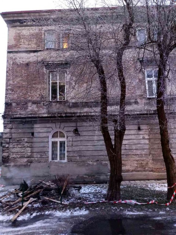 Zdjęcie kolorowe wykonane w porze dziennej przedstawia kamienicę  mieszkalną w miejscowości Przemyśl w której wybuchł pożar