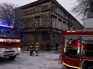 Zdjęcie kolorowe wykonane w porze dziennej przedstawia kamienicę  mieszkalną w miejscowości Przemyśl w której wybuchł pożar