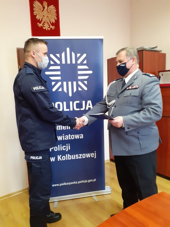 zdjęcie z uroczystości ślubowania w kolbuszowskiej jednostce, na zdjęciu insp. Stanisław Babula składa gratulacje nowo przyjętemu policjantowi