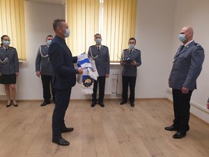 na zdjęciu prezydent miasta wręcza upominek komendantowi, któremu powierzono stanowisko komendanta powiatowego policji w Mielcu