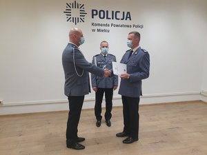 na fotografii komendant wojewódzki policji w Rzeszowie gratuluje komendantowi Graździe, któremu powierzono obowiązki