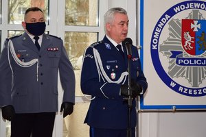 Komendant Wojewódzki Policji w Rzeszowie inspektor Dariusz Matusiak w środku kadru.