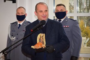 Kapelan Podkarpackiej Policji ks. Marek Buchman przy mikrofonie.