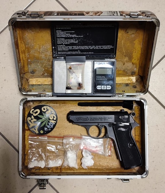 zabezpieczone przez policjantów narkotyki i broń gazowa, w metalowej walizce