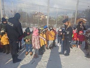 policjanci podczas rozdawania odblasków dzieciom