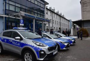 Trzy nowe radiowozy przed budynkiem Komendy Powiatowej Policji w Jarosławiu
