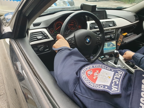 policjant w radiowozie, widok na wideorejestrator