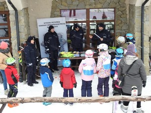 policjanci podczas prelekcji dla dzieci na stoku