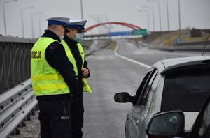 Policjanci kontrolują kierującego na autostradzie