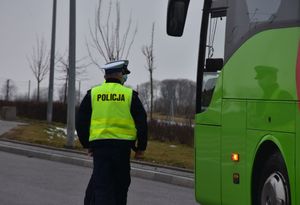 Policjanci kontrolują kierującego autobusem