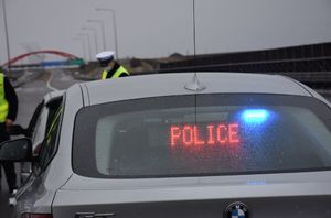 Autostrada. Policjanci kontrolują pojazdy
