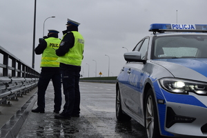 policjanci kontrolują kierowców na autostradzie
