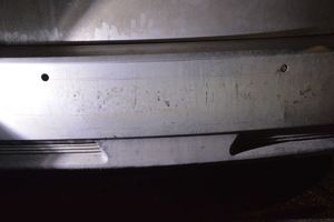 fragment zderzaka toyoty, na którym widać odbity fragment numeru rejestracyjnego sprawcy